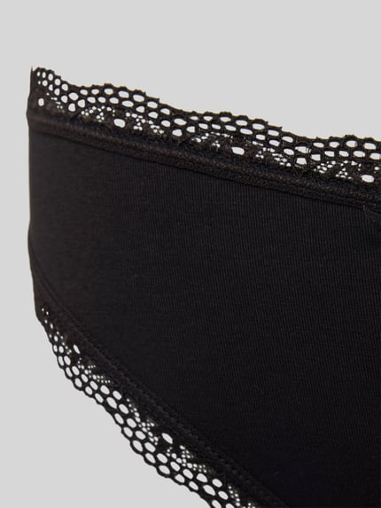Productfoto, Slip met strikdetail in 3-pack van DORINA, zwart katoen-elastaan, kanten rand, aansluitende pasvorm, detailopname.