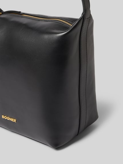 Productfoto, zwarte Handtasche mit Label-Applikation van BOGNER met goudkleurige labelapplicatie, Hoofdvak met ritssluiting, Binnenvak met rits, schouderband, Breedte maat 1: 31 cm, Lengte maat 1: 30 cm, Diepte maat 1: 15 cm, bandlengte: 55 cm, glad oppervlak, rechthoekige vorm