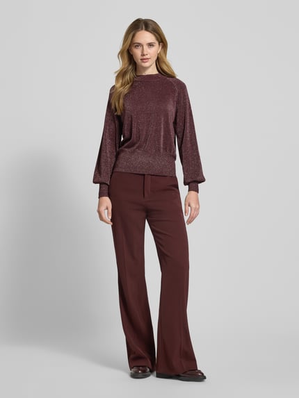 Frauenmodel trägt Strickpullover aus Viskose-Mix Modell 'MOBBE' von B.Young in Dunkelrot, Regular-Fit, Stehkragen, Ganzkörperansicht von vorne.