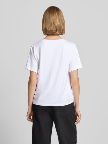 Frauenmodel trägt T-Shirt mit Motiv-Print und Ziersteinbesatz von monari, weiß, Regular Fit, Viskose-Elasthan-Mix, Ganzkörperansicht Rückansicht.