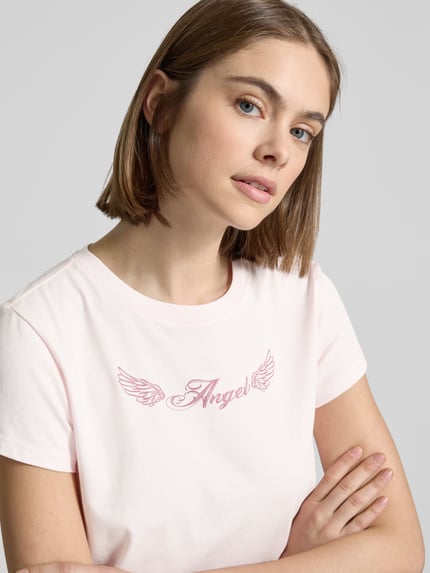 REVIEW T-shirt z nadrukowanym motywem Różowawy 3