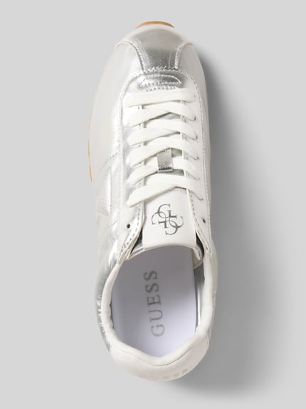 Produktfoto, Sneaker met Logodetail Model 'Tiah' van Guess, zilverkleurig en wit met geprofileerde zool, dames sneaker, vetersluiting, afgeronde pasvorm, hakhoogte maat 40: 2 cm, schachthoogte: 7 cm, schachtbreedte: 8 cm