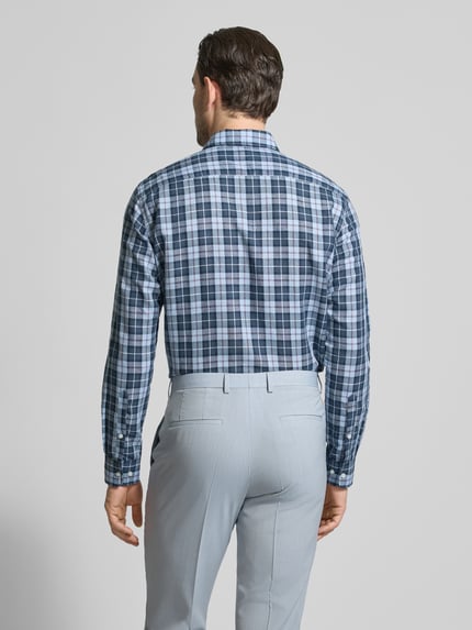 Männermodel trägt Regular Fit Business-Hemd mit Kentkragen von Jake*s aus Leinen-Baumwoll-Mix, Karomuster, Ganzkörperansicht Rückansicht.
