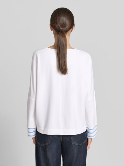 Frauenmodel trägt Sweatshirt im Allover-Look mit Rundhalsausschnitt von Marc Cain aus Baumwoll-Elasthan-Mix, Relaxed-Fit, Ganzkörperansicht Rückansicht