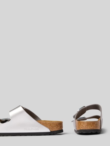 Produktfoto, Slipper in Leder-Optik Modell 'Arizona' von Birkenstock, abgerundete Form, Logo-Detail, Absatzhöhe 3 cm, graue Farbe, Damen