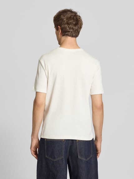 Männermodel trägt Regular Fit T-Shirt aus Baumwoll-Mix von Marc O'Polo Denim, unifarben, kurzarm, Rundhals, Ganzkörperansicht Rückansicht.