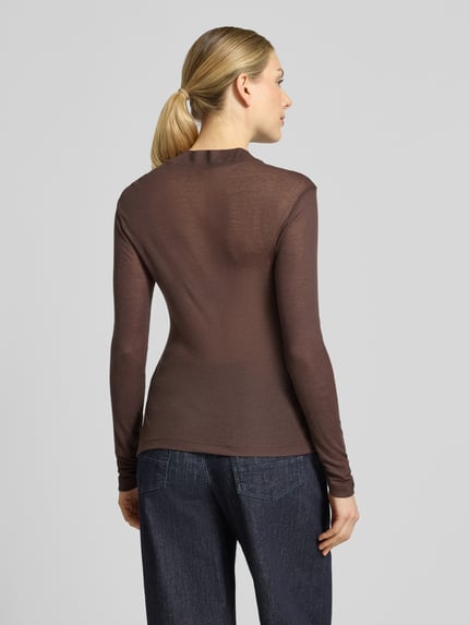 Frauenmodel trägt Langarmshirt aus Viskose-Wolle-Mix von OPUS, unifarben, Feinstrick, hochgeschlossen, Ganzkörperansicht Rückansicht.