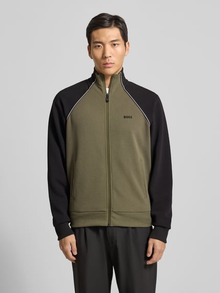 Männermodel trägt Regular Fit Sweatjacke aus Baumwoll-Mix von BOSS Green in Two Tone Optik mit Kontraststreifen, Ganzkörperansicht von vorne.