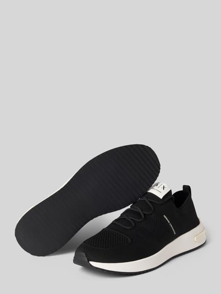 Produktfoto, czarne Sneakersy w zakładanej przez głowę formie, zaokrąglony czubek, model 'DUSSELDORF' od Armani Exchange, wys. obcasa 3 cm, wys. cholewki 6 cm, szerokość w rozmiarze 45: 8 cm, detale z logo