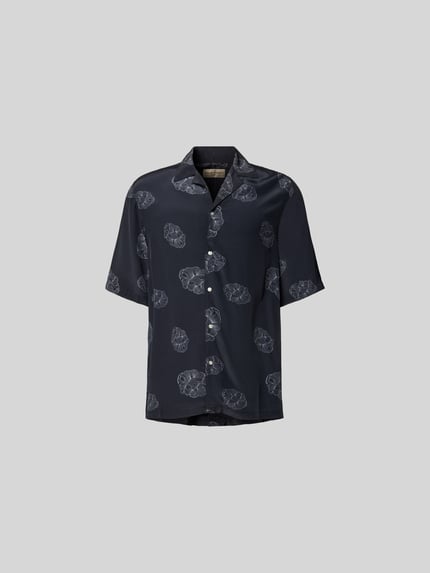 Produktfoto, Relaxed Fit Langarmbluse aus Viskose von Officine Générale in Dunkelblau mit Muster, Reverskragen, durchgehende Knopfleiste, 3/4-Arm, glatte Textur, Rückenlänge 80 cm, Schulterbreite 47 cm, Ärmellänge 33 cm
