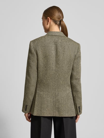 Frauenmodel trägt Blazer aus Lammshearling mit Reverskragen Modell 'HERTIAGE' von Polo Ralph Lauren, gerader Schnitt, Pattentaschen, in melierten Naturtönen mit griffiger Struktur, Rückenlänge 71 cm, Brustweite 34 cm, Ärmellänge 62 cm, Ganzkörperansicht Rückansicht.