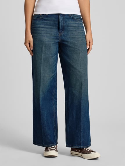 Vrouwenmodel draagt Baggy Jeans aus reiner Baumwolle van Calvin Klein Jeans in donkerblauw katoendenim, rechte pijpen, Ganzkörperaanzicht van voren.