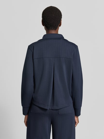 Männermodel trägt Regular Fit Sweatjacke aus Viskose-Mix Modell 'BETTE' von Brax in Dunkelblau mit feiner Struktur, Ganzkörperansicht Rückansicht, bluza rozpinana damska od Brax