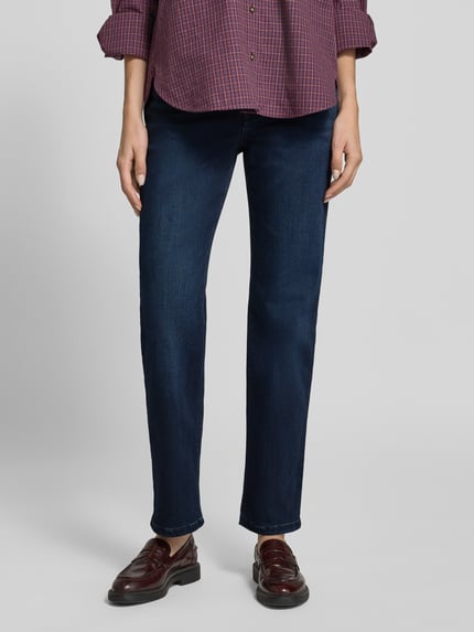 Frauenmodel trägt Regular Fit Straight Fit Jeans winterwarm angeraut von MAC in dunkelblauem Denim, 5-Pocket-Design, Ganzkörperansicht von vorne.