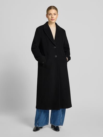 Frauenmodel trägt Regular Fit Mantel aus Woll-Mix mit Kaschmir-Anteil von FUCHS SCHMITT in Schwarz, glatte Textur, Ganzkörperansicht von vorne. Rückenlänge 123 cm, Schulterbreite 44 cm, Brustweite 54 cm, Ärmellänge 61 cm, Reverskragen, Knopfverschluss, Eingrifftaschen.