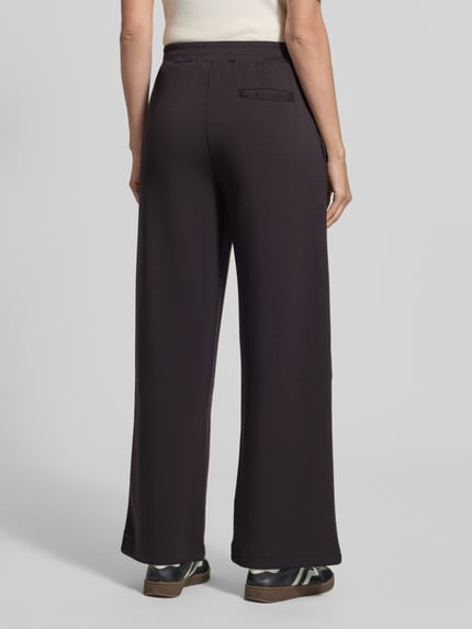 Frauenmodel trägt Pyjama-Hose mit Bundfalten Jersey von Marc O'Polo, unifarben, strukturierte Optik, elastischer Bund, Ganzkörperansicht Rückansicht.