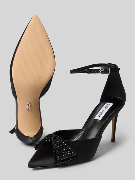 Produktfoto, Brautschuhe mit Strasssteinen Modell 'Last Dance' von Steve Madden in Schwarz mit spitzer Form, Zierschleife, 9 cm Pfennigabsatz, dünner Riemen und Dornschließe, elegante Textur