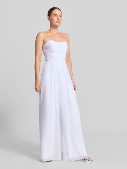 Frauenmodel trägt Jumpsuit mit Schnürung von Laona in Weiß mit Drapierungen, Taillierte Passform, Herz-Ausschnitt, Ärmelloses-Design, Reißverschluss auf der Rückseite, Rückenlänge 15 cm, Brustweite 29 cm, Gesamtlänge 134 cm, Innenbeinlänge 87 cm, Ganzkörperansicht von vorne.