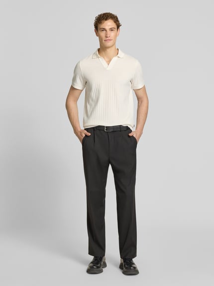 Męski model nosi Regular Fit Poloshirt mit V-Ausschnitt Modell 'Baronito' von JOOP! Collection, bawełna, strukturalny wzór, widok całej sylwetki z przodu.
