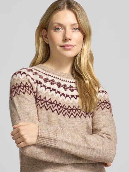 Frauenmodel trägt Pullover mit kontrastreichem Rundhals-Strickmuster von VERO MODA, mehrfarbig, Jacquard, Nahaufnahme Oberkörper.