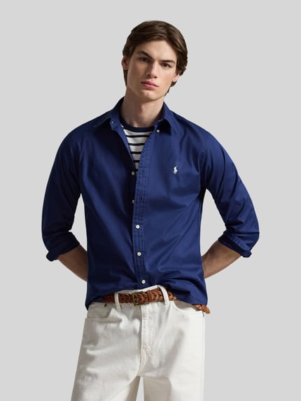 Männermodel trägt Regular Fit Freizeithemd aus reiner Baumwolle von Polo Ralph Lauren, Optik: Unifarben, Logo-Stitching, Ganzkörperansicht von vorne.