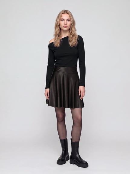 Vrouwenmodel draagt Mini-Rock mit Taillenpasse van ONLY, effen kleuren, leerlook, mat, minilengte, deelnaden, ritssluitingen, op de taille, uitlopend rokgedeelte, verborgen ritssluiting, volledige lichaamsweergave van voren.