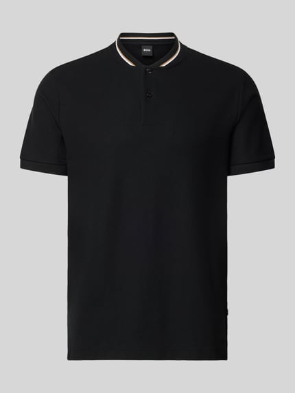 Produktfoto, Regular Fit Poloshirt aus einer Baumwolle C-PRATT40 von BOSS in Schwarz, unifarben, kurzarm, Piqué-Struktur, Label Stitching, gerippter Ärmelabschluss, V-Ausschnitt mit kurzer Knopfleiste.