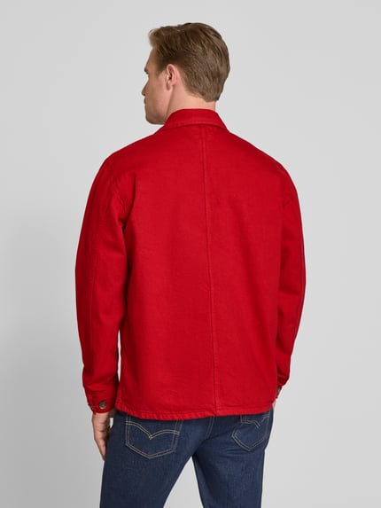 Männermodel trägt Regular Fit Hemdjacke aus reiner Baumwolle von Tommy Hilfiger in uni rot, Rigid Denim, Rückenansicht, ganzkörperansicht Rückansicht.