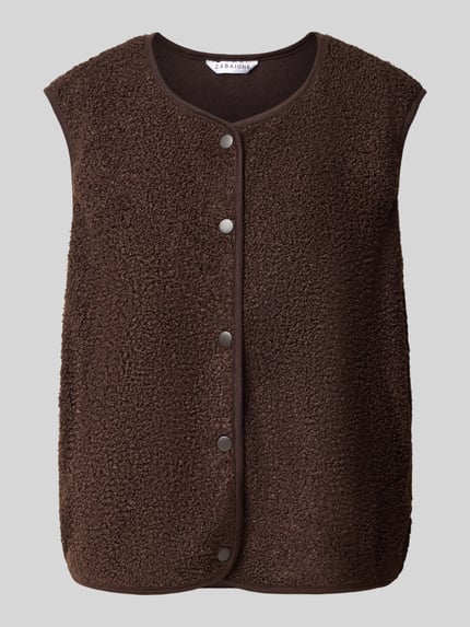 Produktfoto, Weste mit Druckknopfverschluss Modell 'Wi44nnie' von ZABAIONE aus braunem Teddyfell mit Rundhalsausschnitt und gerader Form.