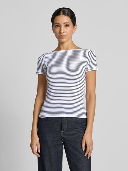 Frauenmodel trägt Skinny Fit T-Shirt aus reiner Baumwolle von MANGO, weiß mit schwarzen Streifen, U-Boot-Ausschnitt, Kurzarm, Ganzkörperansicht von vorne.