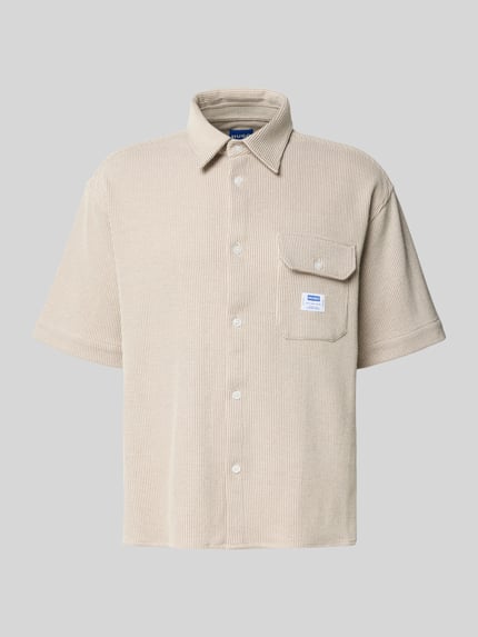 Produktfoto, Relaxed Fit vrijetijdsoverhemd uit katoenmix 'EBAFFINO' van HUGO in gebreide look, kentkraag, korte mouw, borstzak, labelstitching, kleur beige