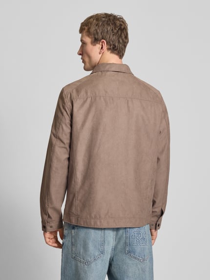 Männermodel trägt Jacke mit Umlegekragen Modell 'DYLAN' von Jack & Jones in Braun, Regular-Fit, Produktdetails laut Kontext, Ganzkörperansicht Rückansicht.