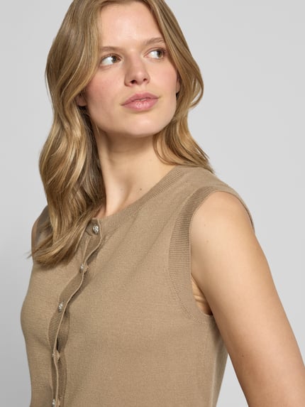 Frauenmodel trägt Regular Fit Pullunder aus Viskose-Mix Modell 'ORINA' von Pieces, Optik: Unifarben, Feinstrick, Nahaufnahme Oberkörper.