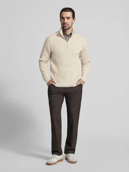 Männermodel trägt Strickpullover mit Stehkragen und Reißverschluss von Lindbergh aus Baumwoll-Mix in Regular-Fit, Ripp-Optik, cremefarben, Ganzkörperansicht von vorne.