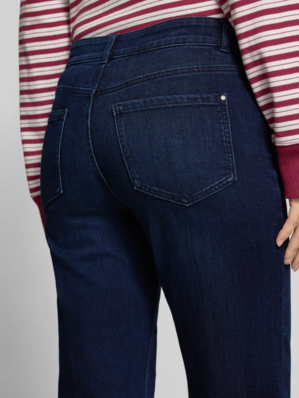 Frauenmodel trägt Straight Fit Jeans aus Viskose mit Eingrifftaschen von Christian Berg Woman, dunkles Blau, glatte Textur, Detailaufnahme Rückansicht, Damen Jeans aus reiner Viskose, Knopf- und Reißverschluss, Bundweite 38 cm, Innenbeinlänge 78 cm.