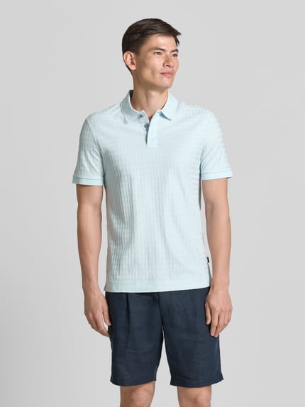 Männermodel trägt lichtblauw regular fit poloshirt uit puur katoen model 'H-PARLEY 321' van BOSS, heren poloshirt, ganzkörperansicht van voren.