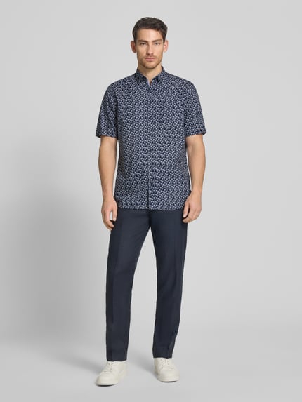 Männermodel trägt Regular Fit Freizeithemd mit Button-Down-Kragen von Christian Berg Men im Allover-Look aus Reine Baumwolle, Ganzkörperansicht von vorne.