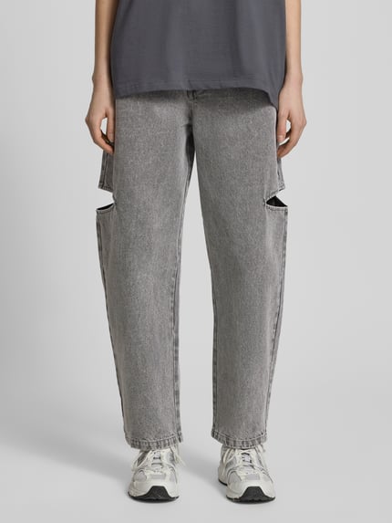 Frauenmodel trägt Mom Fit Jeans mit Cut Out von Karo Kauer aus Reine Baumwolle, graue Waschung, 5-Pocket-Design, Knopf-Reißverschluss, Ganzkörperansicht von vorne.