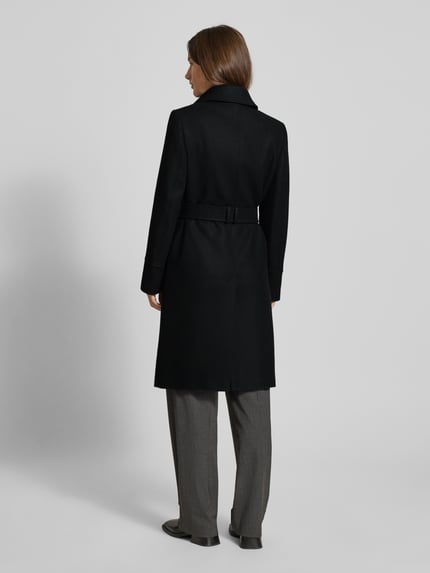 Vrouwenmodel draagt Mantel aus Woll-Mix mit Gürtel van Jake*s Collection, zwart, slim fit, dubbele rij knopen, riem, rugaanzicht.