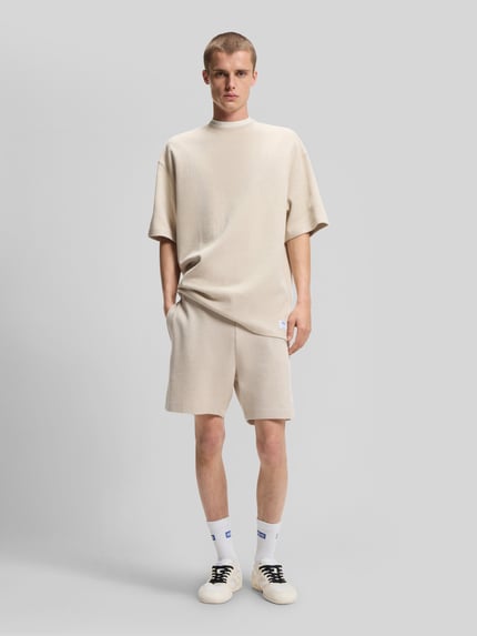 Męski model nosi Relaxed Fit T-Shirt aus Baumwoll-Mix Modell 'NUWAFFLE' od HUGO, efekt: jednolity kolor, faktura, mieszanka bawełny, Ganzkörperansicht von vorne.