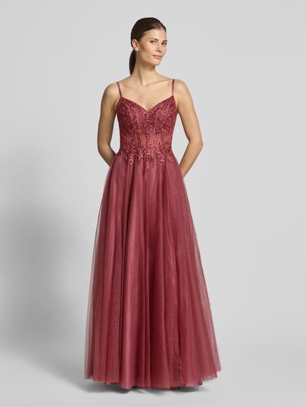 Frauenmodel trägt Abendkleid mit Stitchings und Ziersteinbesatz von Luxuar in Bordeaux, Maxikleid aus Tüll, tailliert, Spaghettiträger, Ganzkörperansicht von vorne.