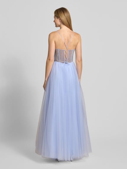 Frauenmodel trägt Abendkleid mit Strasssteinbesatz von Mascara in semitransparenter Tüll-Optik, Maxilänge, taillierte Passform, Ganzkörperansicht Rückansicht.