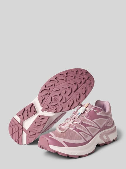 Produktfoto, roze-witte sneakers met afgeronde punt, vetersluiting, geprofileerde zool van 3 cm, schachthoogte 5 cm, schachtbreedte 6 cm, Sneaker mit profilierter Sohle Modell 'XT-EVR' van Salomon, damesmodel