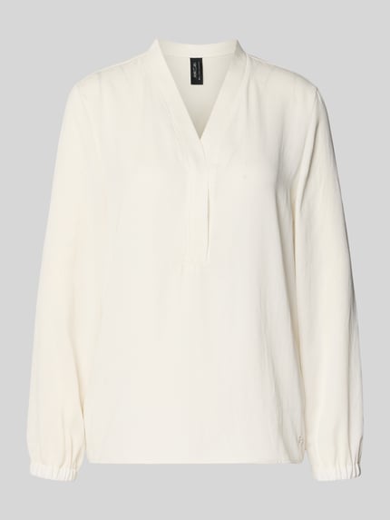 Produktfoto, Bluse mit V-Ausschnitt und Label-Detail von Marc Cain in Offwhite, Loose-Fit, elastische Ärmelabschlüsse, glatte Baumwollstruktur, Rückenlänge 46 cm, Ärmellänge 60 cm, geeignet für Damen