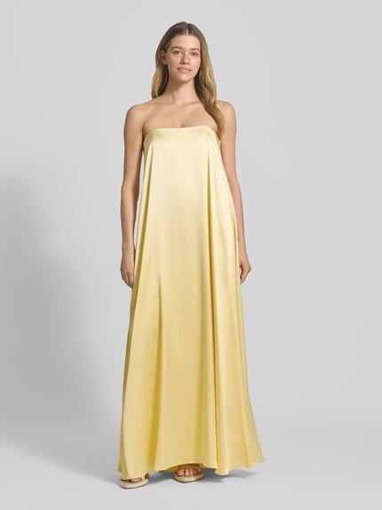Vrouwenmodel draagt avondkleid met bandeau-ausschnitt van Swing, lichtgeel, a-lijn, soepel vallende stof, maxilang, voorkant volledig te zien, ganzkörperansicht van voren.