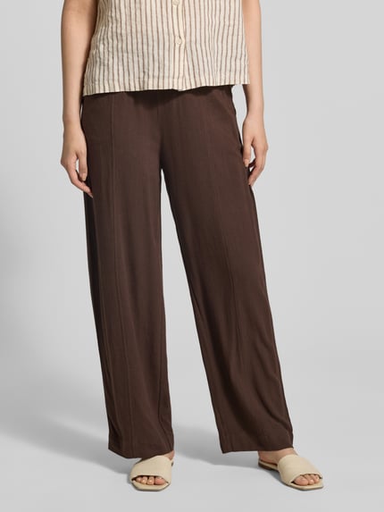 Frauenmodel trägt Stoffhose aus Viskose-Leinen-Mix mit elastischem Bund von Jake*s Casual, braun, Relaxed-Fit, Tunnelzug, Nahaufnahme Unterkörper.
