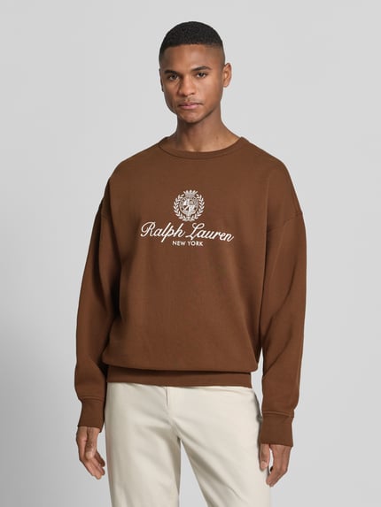 Männermodel trägt Regular Fit Sweatshirt aus Baumwoll-Mix von Polo Ralph Lauren, Optik: Unifarben, Label-Print, Ganzkörperansicht von vorne.