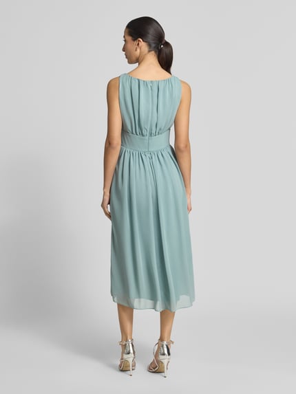 Vrouwenmodel draagt Cocktailkleid mit Rundhalsausschnitt und Taillenband van Swing in lichtblau chiffon met taillering, midilengte, plooien en riem, ruglengte 118 cm, borstwijdte 40 cm, geheellichaamsaanzicht achteraan.