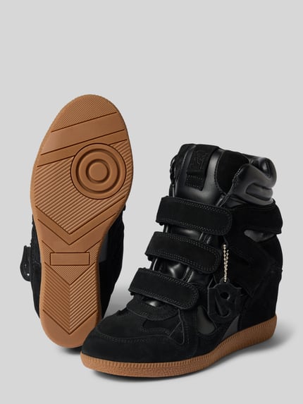 Produktfoto, czarne sneakersy z mieszanki skóry Model 'Mavis' od Steve Madden, koturn, rzep, zaokrąglony czubek, wysokość obcasa: 2 cm, wysokość cholewki w rozmiarze 40: 17 cm, szerokość cholewki w rozmiarze 40: 8 cm, tekstura matowa i gładka, kontrastowa podeszwa