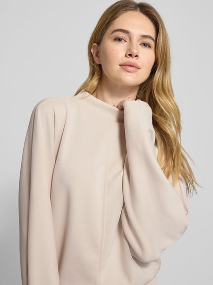 Frauenmodel trägt Sweatshirt mit geripptem Stehkragen Modell 'Gulitta' von Opus im Modal-Mix mit Stretch-Anteil, lockerer Schnitt, Nahaufnahme Oberkörper.